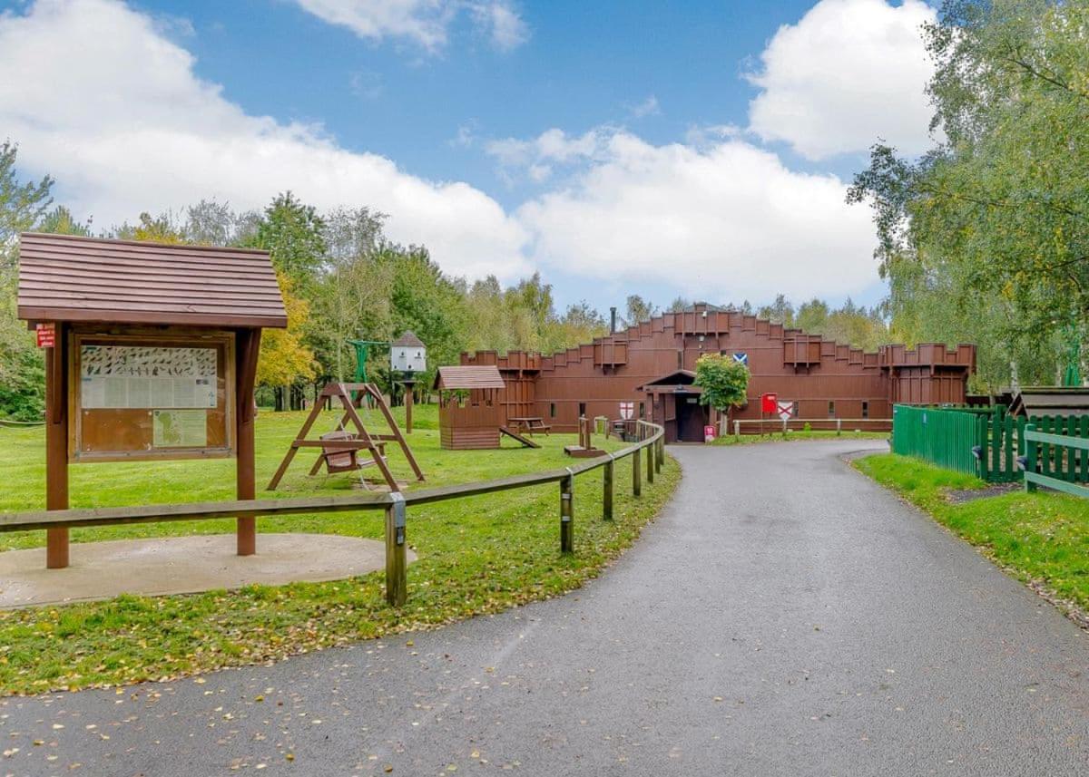 Sherwood Castle Holiday Forest Hotel Edwinstowe Exterior photo