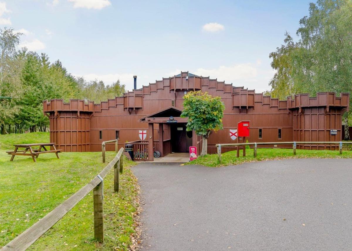 Sherwood Castle Holiday Forest Hotel Edwinstowe Exterior photo